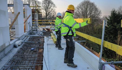 1. WERKEN OP HOOGTE GEBRUIK ALTIJD VALBEVEILIGING BIJ WERKEN OP HOOGTE Kies altijd de beste valbeveiliging zoals leuningen, afschermingen, stellingen, een veiligheidsharnas en geef prioriteit aan