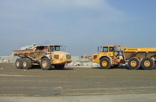 4. BEWEGING VAN VOERTUIGEN VOLG ALTIJD DE VERKEERSREGELS OP DE WEG OF OP DE WERF DIE VAN TOEPASSING ZIJN VOOR UW VOERTUIG Volg altijd de verkeersregels die op de weg en werf van toepassing zijn.