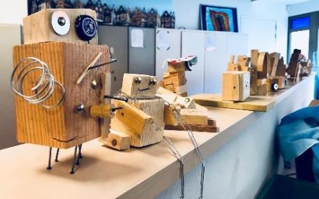 Daarna gingen ze aan de slag met een ontwerp van hout en maakten er daarna een robot van door details te maken met spijkers, schroefjes, kraaltjes, metalen voorwerpen en kurken.