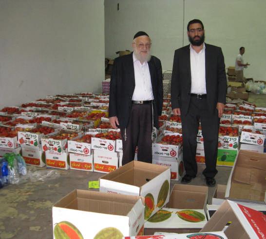 Ieder jaar delen wij honderden voedselpaketten uit aan de behoeftigen van Netanya. Nodigt u alleen uit als u al aan tafel zit, of helpt u van te voren dat de armen ook Pesach kunnen vieren?