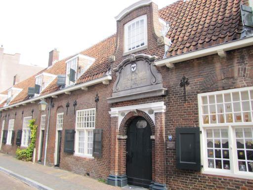 07 BEYERSKAMEREN Steek de Lange Nieuwstraat over en vervolg je weg in de Reguliersteeg. Sla aan het einde linksaf op de Oudegracht en sla kort daarna weer linksaf de Dorstige Hartsteeg in.