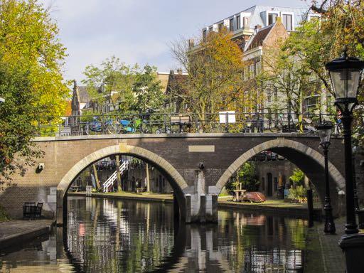 12 VOLLERSBRUG Naast brouwerij de Boog aan het einde van de Wijde Watersteeg ligt de Vollersbrug. VOLLERSBRUG De Vollersbrug is een boogbrug en verwijst naar een voller.