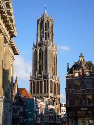21 DOMTOREN EN DOMKERK Loop rechtdoor op de Servetstraat onder de Dom naar de Domtoren en Domkerk. DOMTOREN EN DOMKERK De Dom van Utrecht is de trots van de stad.