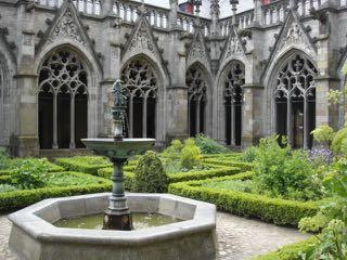 22 PANDHOF DOMKERK Op het Domplein steek je schuin rechtsaf naar Pandhof Domkerk. Je bent aangekomen op het eindpunt van de wandeling.