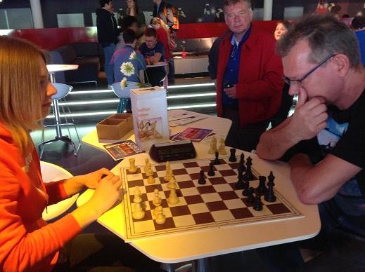 Joris Kokje dus naar het EK! SIDE EVENTS: MASTERCLASS ANNE HAAST, SNELSCHAKEN TEGEN ANNE HAAST EN SIMULTAAN TEGEN DE CHESSQUEENS Op de laatste dag waren er weer een paar interessante side events.