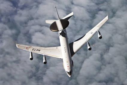 Donderdag 21 juni, excursie, NATO Air Base Geilenkirchen (Duitsland) Iedereen kent ze. De E-3A vliegtuigen van de NAVO met hun kenmerkende Airborne Warning And Control System (AWACS) op de romp.