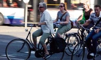 fiets: Met een kwart van alle verplaatsingen speelt de fiets een grote rol in het mobiliteitsgedrag van Nederlanders Vooral op korte afstanden fietsen Nederlanders veel; de fiets wordt bijna altijd