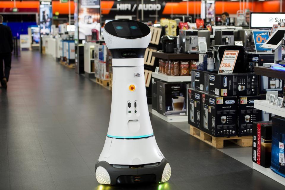 Cruzr Naast Cosy en Paul zijn er meer robots, die de interesse van MediaMarkt-Saturn hebben. Zo wordt er ook geëxperimenteerd met bekendere humanoïde robots als NAO en Pepper.