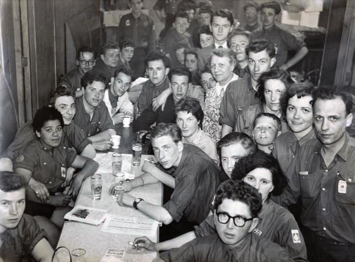 groepsfoto Leden van de Jeune garde Socialiste in een café in brussel, jaren 1950. uiterst rechts: Emile Van Ceulen (Amsab-iSg, gent) liste (JGS) werd het werkterrein van Van Ceulen.