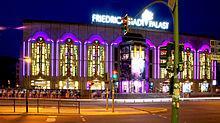 Het Friedrichstadt_Palast Het Friedrichstadt-Palast is een revuetheater dat over een moderne toneeltechnologie beschikt. In 1984 werd het in Berlin Mitte gebouwd.