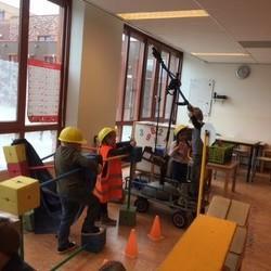 Eerst hebben we m.b.v. google Earth een digitale autorit door de buurt gemaakt (we zagen veel huizen van kinderen) én later in de week hebben we, samen met groep 1-2f, een echte wandeling gemaakt.