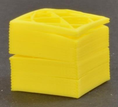 Lagen splitsen en/of scheiden Bij het 3D-printen moet elke laag voldoende hechten aan de onderliggende laag. Wanneer de print temperatuur te laag is kunnen de lagen splitsen en/of scheiden.