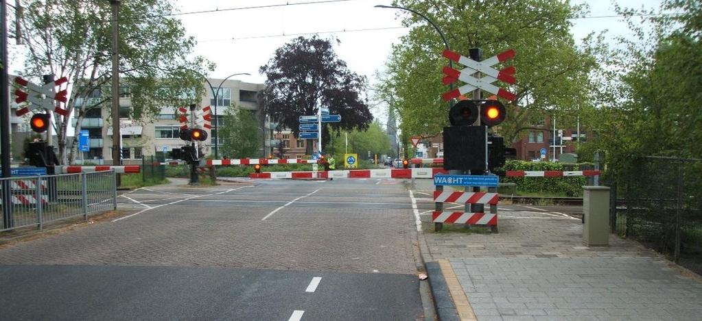 2.4 Inrichting overweg De overweg Deldensestraat bestaat uit één rijbaan met twee rijstroken. Aan beide zijden van de overweg ligt een vrijliggend voetpad.