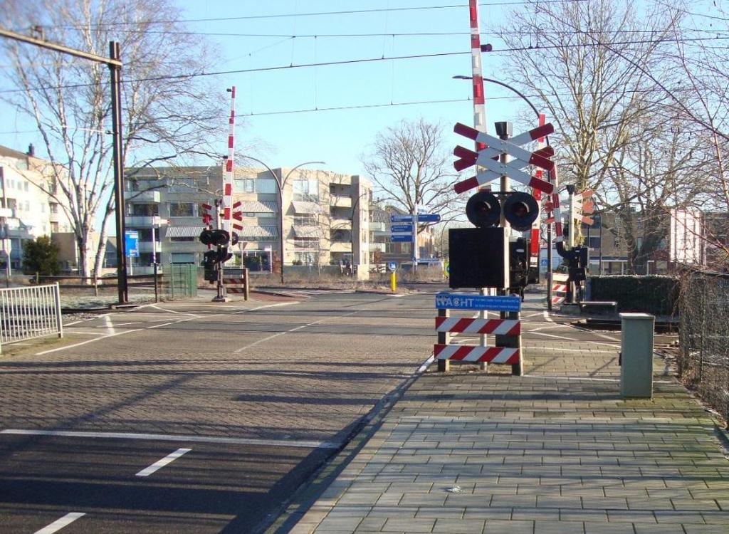 Aan de oostzijde van de overweg ligt de ovonde. Op de ovonde liggen vrijliggende fietspaden met een enkele rijrichting.