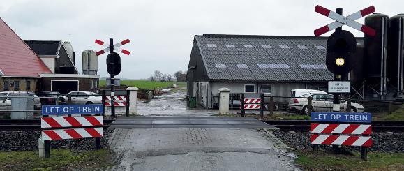 Winsum 8--0 Op een onbeveiligde overweg botsten een reizigerstrein en een vrachtwagen. Achttien inzittenden van de trein raakten gewond.