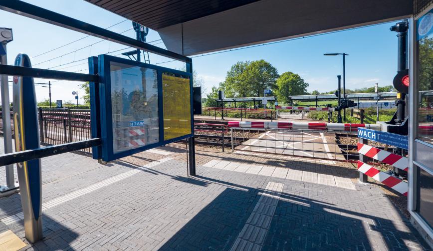 Ongeval Ravenstein: proberen de trein te halen, aangereden door andere trein Een -jarige man probeerde s avonds de trein naar Oss te halen, die aan de overzijde van het spoor al langs het perron