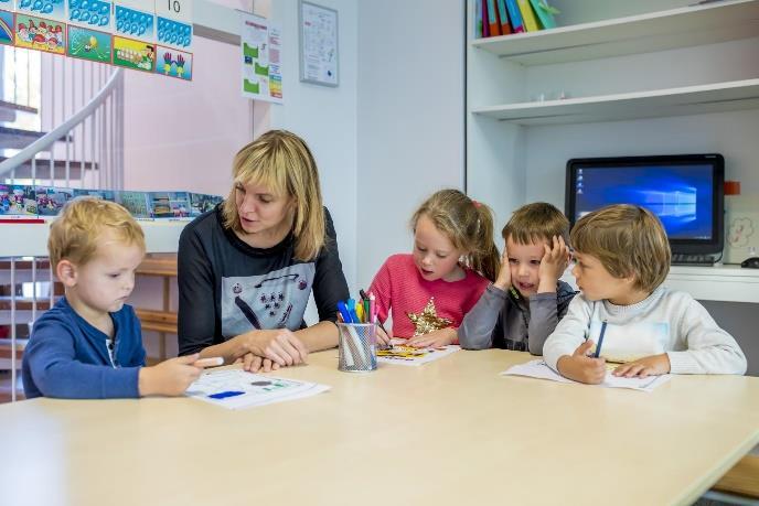 Schooltijden Op maandag, dinsdag en donderdag van 8.30 uur tot 14.30 uur. Op woensdag en vrijdag van 8.30 uur tot 12.30 uur. De deuren van de school gaan elke ochtend om 8.20 uur open.