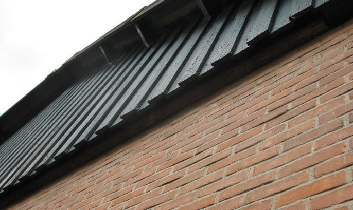 Dit vanwege geschikte openingen en ruimtes achter gevelbetimmering en dakbedekking waarin vleermuizen kunnen verblijven (foto s 5 t/m 7).