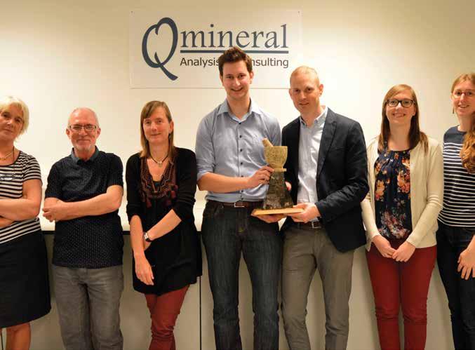 Qmineral wint de Reynolds Cup Rieko Adriaens en Gilles Mertens tonen hun welverdiende trofee Een onderzoeksteam van Qmineral, een bedrijf in Heverlee dat gespecialiseerd is in de kwantificering van