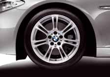 Opties af fabriek BMW 5 Serie Sedan bestaat verder uit de volgende uitrusting: 2NC - 18" M lichtmetalen wielen dubbelspaak (styling 350 M), voor: 8Jx18 / banden 245/45R18, achter: 9Jx18 / banden