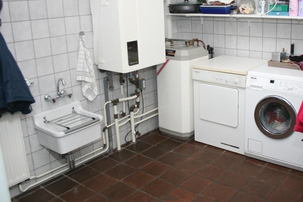 Keuken: De gesloten keuken beschikt over een eiken keukenblok, voorzien van