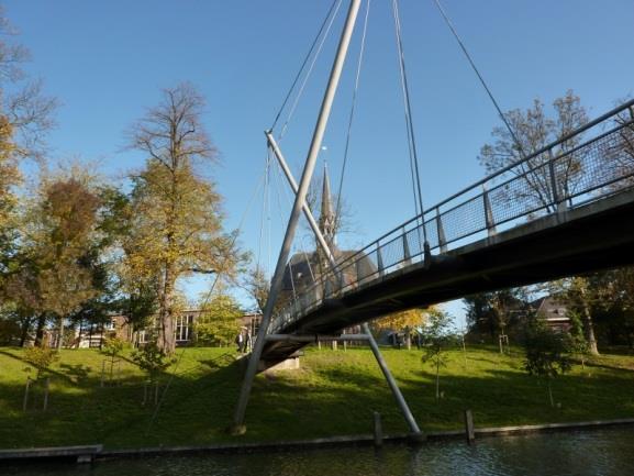 Het beeld wat daarbij hoort is vergelijkbaar met de Martinusbrug die over de stadsbuitengracht ligt (zie figuur 4). De netto breedte van deze brug is ca.