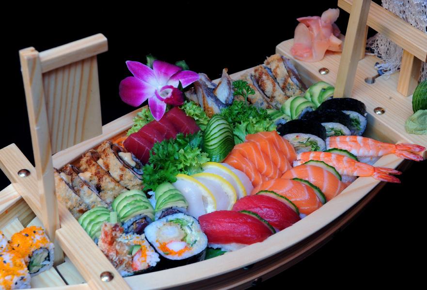 BOOT MENU Boot 1-22 stuks ( 1 personen) 23,00 (4 sashimi, 4 nigiri, 8 special roll, 6 tempura futo) Deluxe Boot 2-52 stuks ( 2 Personen) 55,00 (4 sashimi, 4 nigiri, 8 dragon