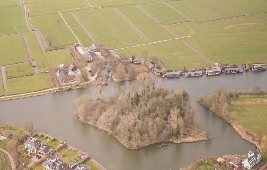 bruggen over de fortgrachten zijn gesloopt, maar de aarden borstwering, aan de frontzijde vijf meter hoog, is nog grotendeels intact.