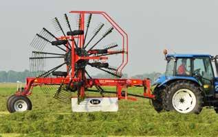 Lely Hibiscus 815 CD Vario Werkbreedte tussen 7,45 m en 7,95 m. Zwadbreedte van 1,25 m tot 1,80 m. Rotordiameter 3,50 m. Elf tandarmen met elk vier dubbele Ro-tine tanden.