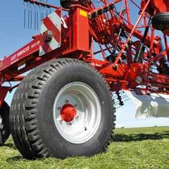 Dankzij het A-frame kan de machine worden opgeklapt, terwijl de parallellogramconstructie garant staat voor de variabele werkbreedte en een bijzonder deugdelijke vergrendeling in de transportstand.