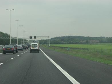 Ter hoogte van Groenekan bevindt zich aan de westzijde van de weg een beplantingsstrook langs de spoorlijn Utrecht-Hilversum.