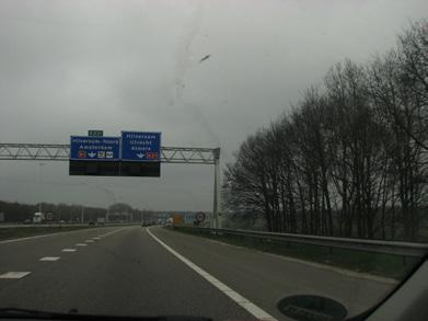 Hier is het reliëf aan weerszijden van de weg dan ook het sterkst waarneembaar. Knooppunt Eemnes ligt op de overgang van Utrechtse Heuvelrug naar Eemvallei.