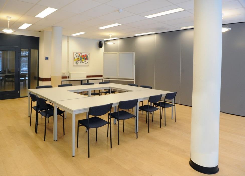 gebied van sport en spel. De zaal is met een flexibele scheidingswand gescheiden van de Ton Tonnaerzaal.