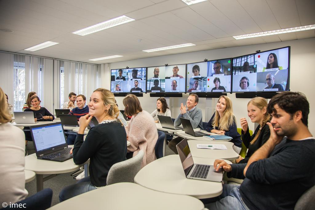 Studenten kunnen in groepjes samenzitten en het scherm van hun eigen laptop met elkaar of met de docent delen.