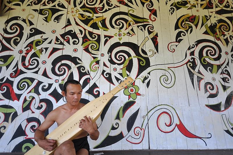 Dag 3: Kuching Vrije dag. De belangrijkste bezienswaardigheden zijn te vinden op de zuidoever. Bijzonder pittoresk is Jalan Carpenter, een smal bezig straatje met Chinese winkeltjes.