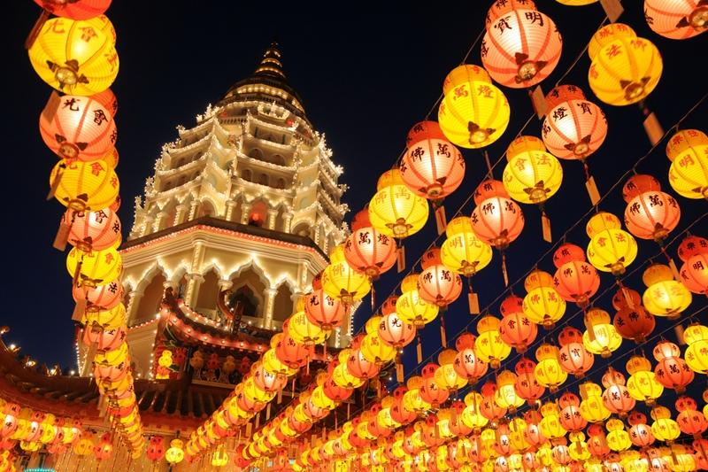 In een buitenwijk van Brinchang ligt de prachtige Sam Poh tempel met gouden standbeelden die meer dan levensgroot zijn.