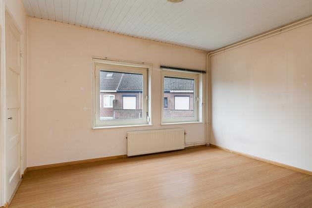 INDELING Eerste verdieping Vanaf de ruime overloop is er toegang tot 3 slaapkamers en een badkamer. Slaapkamer I groot (voor) van ca. 12 m², slaapkamer II groot (achter) van ca. 15.