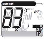 Om een opgeslagen kanaal te selecteren: 1. Druk op de MEM/ESC toets. Het MEM pictogram is nu zichtbaar op het LCD scherm. 2.
