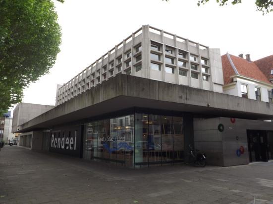 Aan de noord- en oostzijde bevinden zich parkeerplaatsen en staan enkele bomen, die behouden blijven. Naastgelegen historisch pand (Stromarkt 19) wordt bij de nieuwbouw betrokken.