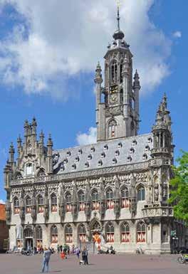 We starten onze autopuzzeltocht in Middelburg: de gezellige provinciehoofdstad van Zeeland. Aan de Markt zien we het fraaie laat-gotische stadhuis uit de 15