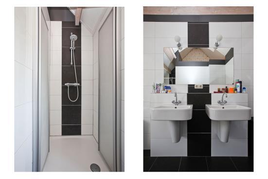 De moderne, geheel betegelde badkamer is uitgerust met een ligbad, een separate douche, 2 vaste wastafels en een dakkapel. Het plafond is voorzien van inbouwverlichting.