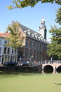 Cijfers De eerste universiteit in Nederland, gesticht 8 Februari 1575 Motto: Praesidium Libertatis, Bolwerk van vrijheid Internationale onderzoeksuniversiteit 115 nationaliteiten Campus Leiden,