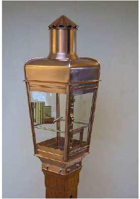 Replica van de originele Jan van der Heyden lantaarn, met olielamp. Een product van De Nood B.V.