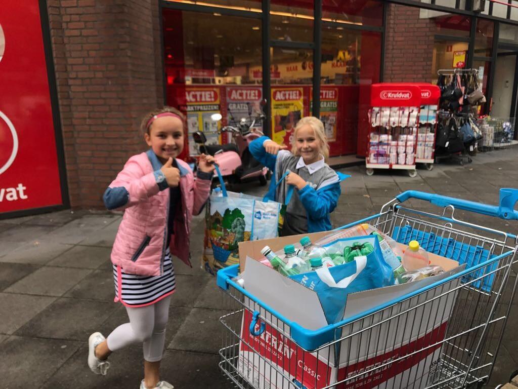 D n aftrap Beste allemaal, Vorige maand hadden we een oproepje geplaatst om lege statiegeldflessen op school in te leveren om hiermee geld in te zamelen voor St.