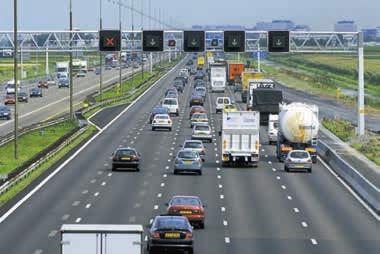 3.6 De eenparig veranderlijke beweging v.6.1 Definiie 1 De snelheid van he verkeer op een snelweg is nie consan, maar verander voordurend. De grafiek oon een mogelijke v ()-grafiek voor een wagen.