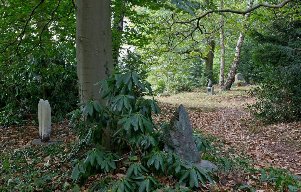 Het urnenbos is een fraai gesitueerde bosstrook, waar een mooie plek uitgezocht kan worden voor een grafmonument in de vorm van een kunstwerk of een ruwe steen.