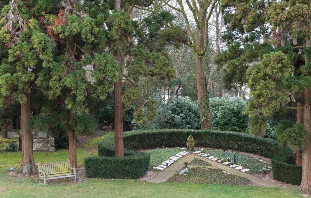 De Griekse letters alfa en omega bepalen de basisvorm van deze stijlvolle plek in het begraafpark. De asbus wordt in een keldertje geplaatst of begraven.