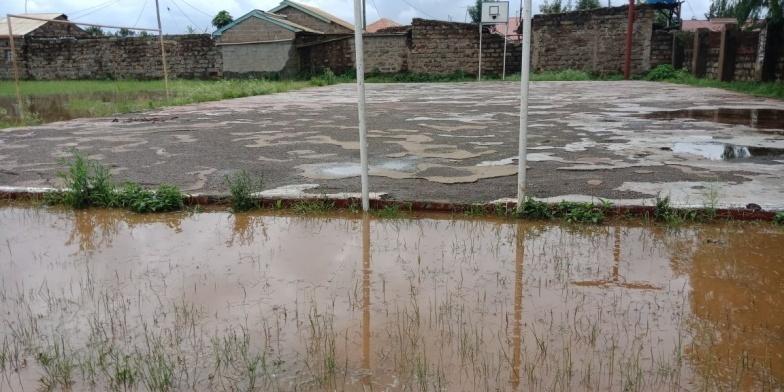 Hierdoor werkt het als afvoerzone voor de omgeving. En dan hebben we het nog niet eens over de regen van boven. Het land waar het om gaat is het sportveld en de weg van BG High.