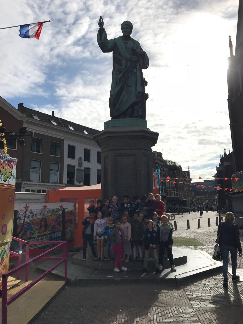 En aangezien we met de themaweken Haarlemse helden bezig zijn konden wij het natuurlijk niet laten om nog even bij het standbeeld van Laurens Janszoon Koster te gaan kijken Groep 1/2C in de themaweek