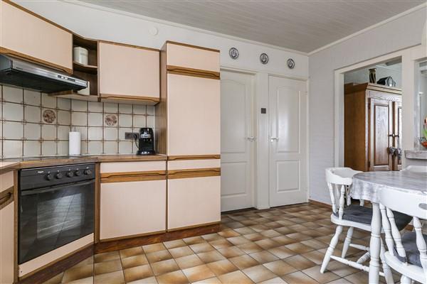 De keuken is voorzien van een elektrische kookplaat, losse vaatwasser, koelkast, spoelbak, oven en afzuigkap.